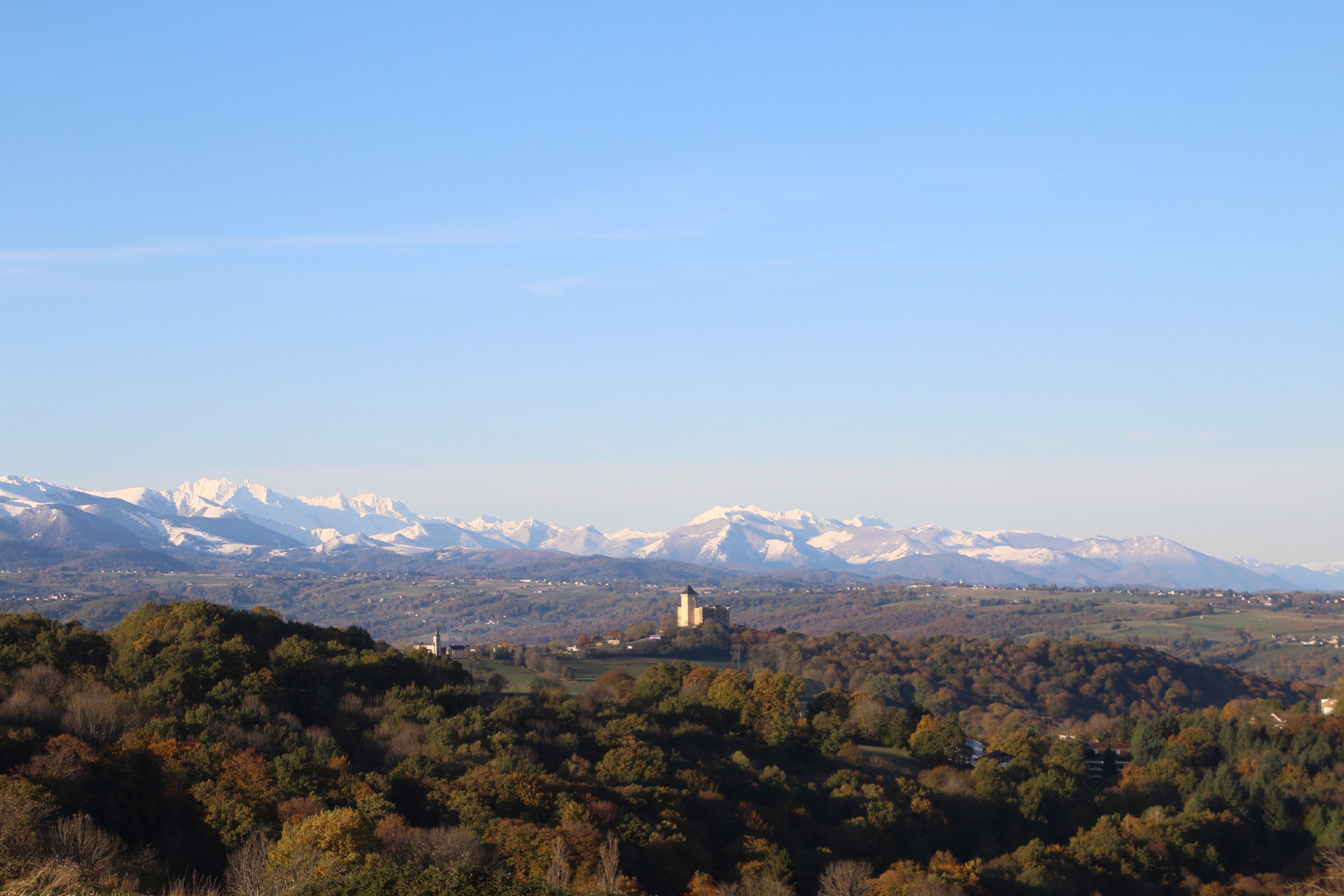 Vue sur les Pyrénées enneigées