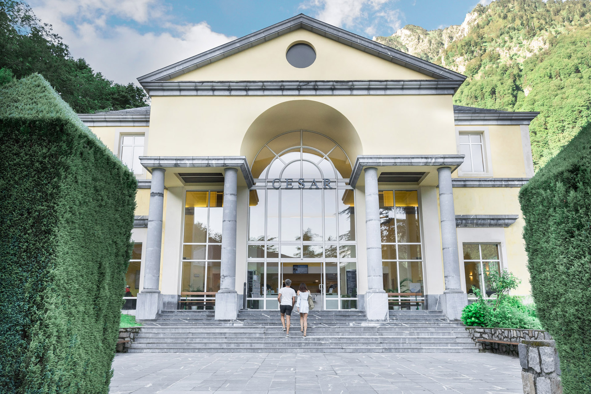 Façade de la station des Thermes de César à Cauterets