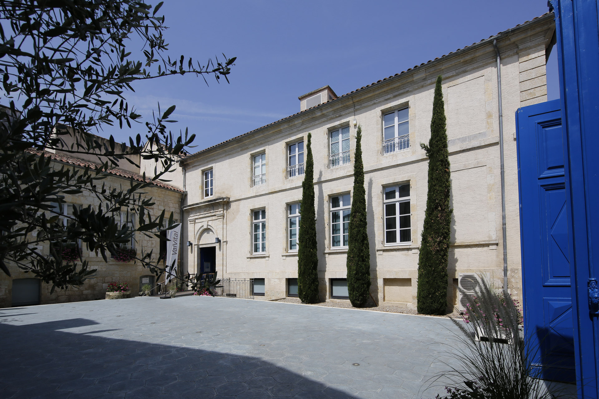 Façade de la station thermale de Lectoure