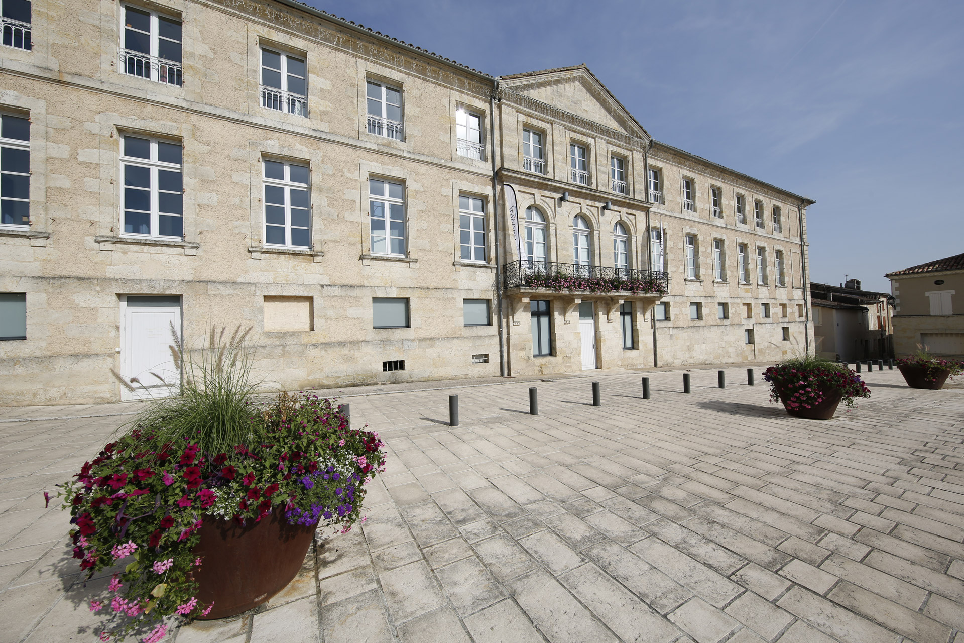 Façade de la station thermale de Lectoure