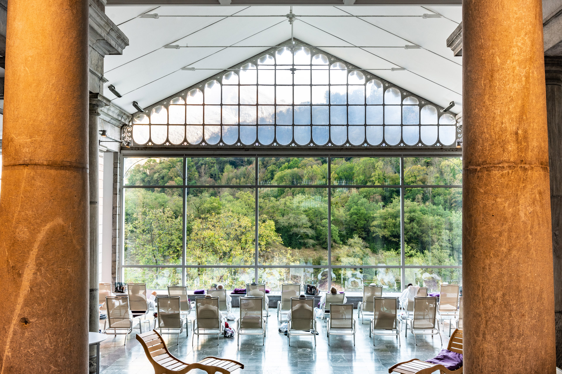 Solarium avec vue sur la montagne, station thermale Luz-Saint-Sauveur