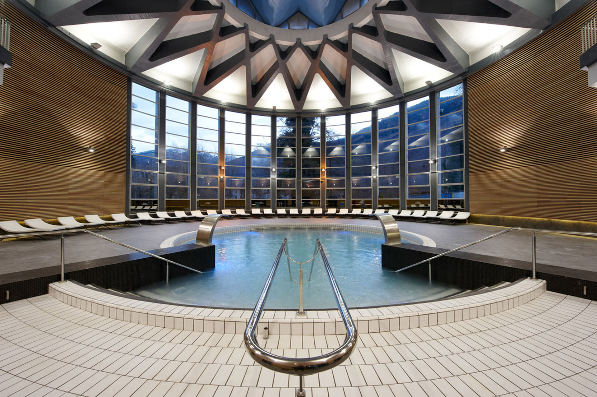 station_thermale_bagnères_de_luchon_piscine_relaxation_vue_sur_les_pyrénées