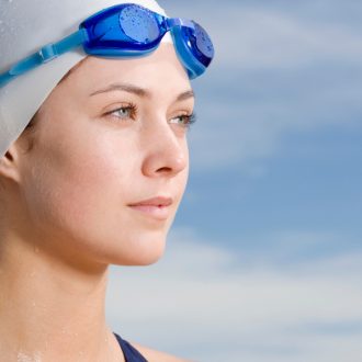 Capvern les Bains, femme en bonnet de bain post cancer du sein